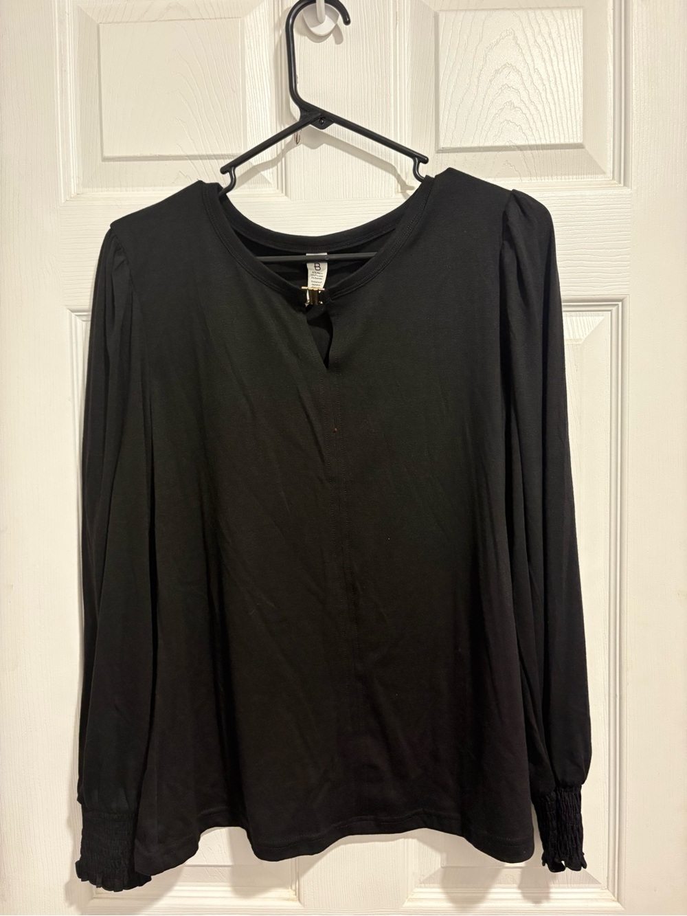 Women’s Black Long-Sleeve Keyhole Top